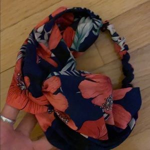 Flowered stretchy headband